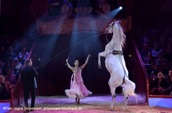 Jana Lacey Krone präsentiert die Pferde im 1. Winterpgramm 2018 des Circus Krone (©Foto: Ingrid Grossmann)